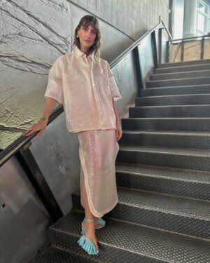 Virginie Vandelac Instagram - Ma publication d’aujourd’hui est pour partager ma gratitude envers vous qui êtes fidèles et bienveillants envers moi. 

La création de contenu n’a pas tjrs fait partie de ma réalité. 
Après 20-22 ans comme MUA dans le domaine artistique, j’ai laissé depuis 3 ans plus de place à cette créativité RS … 

Cela est partiellement mon travail aujourd’hui mais ce gros morceau est supporté par une immense passion de partage de mes connaissances beauté dans le but premier d’aider. 

Pour moi les Réseaux Sociaux, c’est un médium artistique mais c’est surtout mon moyen de connecter avec vous, (ici ou en personne en cours de makeup) d’aller à votre rencontre et de vous offrir des trucs qui je l’espère vous aideront dans vos mises en beauté. 

Oui la mode m’interpelle, c’est le lègue de ma mère et c’est une déformation professionnelle d’avoir travaillé à créer des looks complets pour des magazines, des campagnes, des lookbooks etc, avec des équipes artistiques. (Ça me manque parfois) 

Bref, je souhaite que ces facettes de mes partages ici vous interpellent ou continuent de vous aider et je vous dit merci de votre attention. 

xx

Jupe, chemisier et chaussures @awake_mode 
#achetéavecmessous