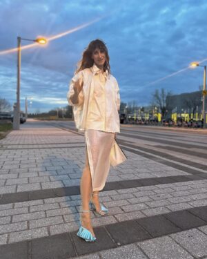 Virginie Vandelac Instagram - Ma publication d’aujourd’hui est pour partager ma gratitude envers vous qui êtes fidèles et bienveillants envers moi. 

La création de contenu n’a pas tjrs fait partie de ma réalité. 
Après 20-22 ans comme MUA dans le domaine artistique, j’ai laissé depuis 3 ans plus de place à cette créativité RS … 

Cela est partiellement mon travail aujourd’hui mais ce gros morceau est supporté par une immense passion de partage de mes connaissances beauté dans le but premier d’aider. 

Pour moi les Réseaux Sociaux, c’est un médium artistique mais c’est surtout mon moyen de connecter avec vous, (ici ou en personne en cours de makeup) d’aller à votre rencontre et de vous offrir des trucs qui je l’espère vous aideront dans vos mises en beauté. 

Oui la mode m’interpelle, c’est le lègue de ma mère et c’est une déformation professionnelle d’avoir travaillé à créer des looks complets pour des magazines, des campagnes, des lookbooks etc, avec des équipes artistiques. (Ça me manque parfois) 

Bref, je souhaite que ces facettes de mes partages ici vous interpellent ou continuent de vous aider et je vous dit merci de votre attention. 

xx

Jupe, chemisier et chaussures @awake_mode 
#achetéavecmessous