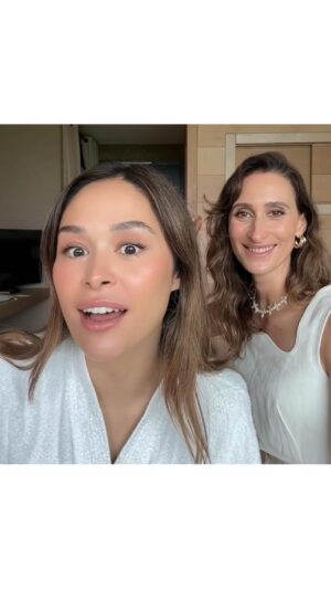 Virginie Vandelac Instagram - Outtake de notre makeup session 🤍

J’ai eu le plaisir de maquiller la plus que magnifique @julieanneho lors de notre dernier voyage de presse avec @yvesrochercanada 

✨ La vidéo complète avec tous les tips & tricks de ce mini cours makeup se trouve sur la page TT de @julieanneho 

Voici la liste des produits :

Fdt zéro défaut 24hrs d’hydratation 150
Anticernes 250
Enlumineur bronze
Rouge Élixir glow 02
Crayon lèvres café serein 
Ombre Lifeproof brun
Cils miraculeux noir