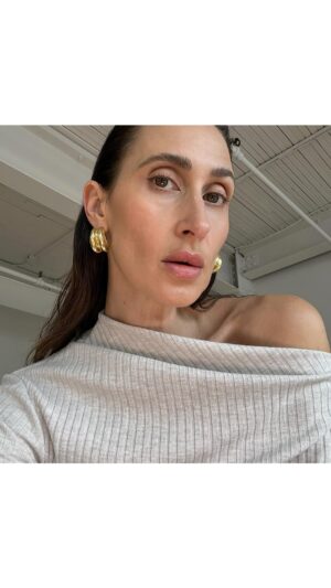 Virginie Vandelac Instagram - Un nouveau sérum pour aider à diminuer les taches brunes vient d’être lancé chez @larocheposay 
Le Mela B3 !! C’est un sérum qui contient ce nouvel actif révolutionnaire dans le monde de l’hyperpigmentation issu de 18 années de recherche. ~Le melasyl ~
Je vous en parle dans cette vidéo !!