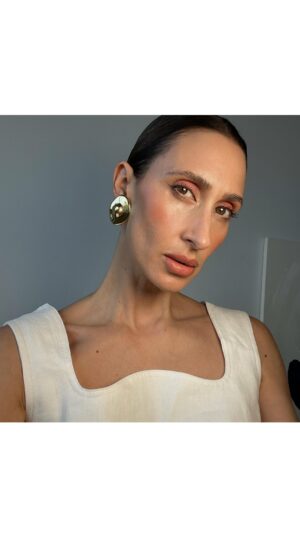 Virginie Vandelac Instagram - Un maquillage de soirée ou de gala n’est pas tjrs obligé d’être foncé, ou dramatique…. 
En vu du Gala @influencecreation de ce soir,  j’ai choisi d’opter pour un clean et fresh look. 

Les produits sont listés dans le lien dans ma bio sur ma page : shopmy / section tutoriel IG  et section fashion pour les vêtements 💫