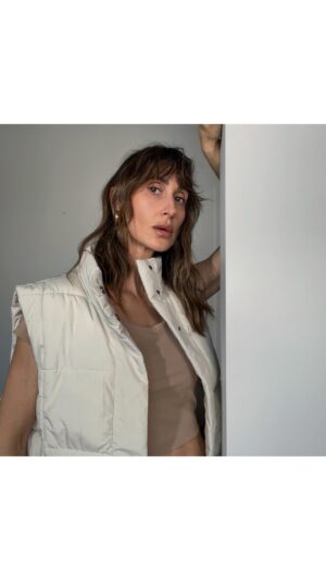 Virginie Vandelac Instagram - 3 façons de porter cette parfaite veste matelassée sans manches. En plus avec les températures plus clémentes qui s’en viennent, je pense que ce sera le bon moment pour porter ces styles !! 
.
Tous les items présentés sont dispo sur le site de @aubainerie 🤍