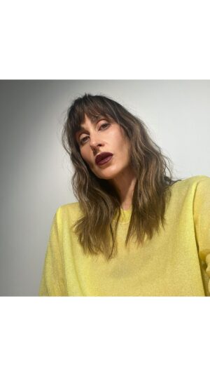 Virginie Vandelac Instagram - J’aime bcp les rouges à lèvres foncés mais ils apportent souvent trop d’ombre au visage ce qui rend le teint terne. 
J’ai donc fait l’exercice de créer un teint simple mais lumineux pour bien supporter ce rouge ultra foncé !! 
Qu’en pensez-vous ? 

Lip suede matte lipstick LouLou @westmanatelier 
Artist sculpt s430-s440 @makeupforever 
Blush sex appeal @narsissist 
Caviar stick au naturel @lauramercier  Eau florale rose @divineessence_aroma