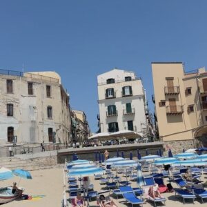 Virginie Vandelac Instagram - Coup de cœur pour la ville côtière de Cefalù ! Authentique, à petite échelle et où le temps s’arrête .. Du moins pour nous le temps d’une dernière journée.
 🫶🏻😎👙⛱️🛵🍹🍦🍝☀️
