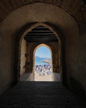 Virginie Vandelac Instagram - Coup de cœur pour la ville côtière de Cefalù ! Authentique, à petite échelle et où le temps s’arrête .. Du moins pour nous le temps d’une dernière journée.
 🫶🏻😎👙⛱️🛵🍹🍦🍝☀️