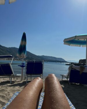 Virginie Vandelac Instagram - Coup de cœur pour la ville côtière de Cefalù ! Authentique, à petite échelle et où le temps s’arrête .. Du moins pour nous le temps d’une dernière journée.
 🫶🏻😎👙⛱️🛵🍹🍦🍝☀️