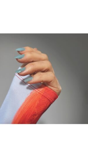 Virginie Vandelac Instagram - Saviez-vous qu’il est possible de trouver des vernis performants et ce à base de plantes? Pour souligner le Jour de la Terre, qu’on célèbre aujourd’hui au Canada, j’avais envie de vous faire connaître la collection LOVE by @essie un vernis à ongles 80% à base de plantes. 
Les teintes sont super riches en pigments et on ne lésine pas du tout sur la qualité ici. 
Love love love !!! 

Les produits sont dispo chez @pjcjeancoutu 

#lovebyessie