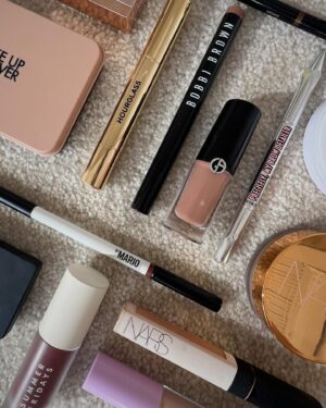 Virginie Vandelac Instagram - Mes favoris @sephoracanada ! 
Moi aussi j’ai envie de partager mes Musst en vue de la vente 15-20% qui en ce moment en vigueur !! 

@shiseido revitalessence le fond de tient 
@makeupforever fond de teint poudre bluring effect 
@narsissist cream bronzer laguna
@makeupbymario cream blush (toutes les teintes) 
@tower28beauty cache cernes 
@narsissist radiant creamy color corrector 
@patricktabeauty blush 
@makeupforever artist highlighter 
@hourglasscosmetics phantom lipgloss 
@hourglasscosmetics micro crayon yeux 
@bobbibrown creamy eyeshadow stick 
@armanibeauty eye tint 
@benefitcanada precisely microfin brow pencil 
@makeupbymario lip liner suede 
@summerfridays lip oil 
@shiseido eyelash curler 
@youthtothepeople body products 
Vous pouvez retrouver d’autres must en stories et dans Mon shopmy