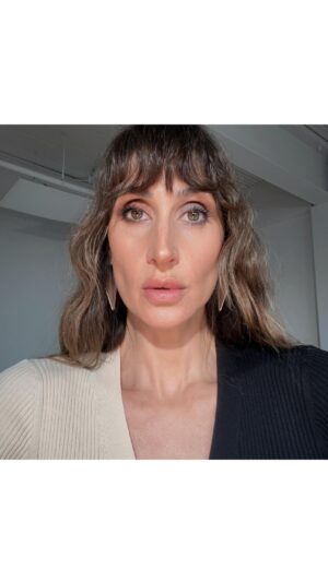 Virginie Vandelac Instagram - Un Smokey doux est à mon avis très approprié pour ne pas accentuer les cernes ou pour ne pas apporter trop d’ombre au visage. 
Tous les produits sont listés dans la section BEAUTY / « porté récemment » dans mon SHOPMY . 
Le lien est dans ma bio ✨