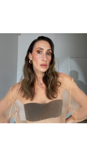 Virginie Vandelac Instagram - Aperol Spritz Makeup 🍹🧡

Notre collaboratrice @virginievandelac nous montre comment reproduire la tendance du #AperolSpritzMakeup ! Qu’en pensez-vous, on adopte? 

Produits utilisés : 

• Palette fard paupières Lande Ambrée @yvesrocherscanada
• Satin Kajal liner cinnamon @victoriabeckhambeauty 
• Mascara impact optimal 03 black honey @clinique 
• LumiGlotion 904 @loreal.canada 
• Silk cheek tint 41 @armanibeauty
• Tinted lip balm pêche @wonderblush
• Lip comfort oil 22 @clarins

#makeuptrends #beautytrends