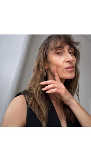 Virginie Vandelac Instagram - Saviez-vous que le lait-crème concentré de @embryolisseca est un chouchou des maquilleurs? 
Je partage ici ses multifonctions ainsi que mes tips pro avec ce top produit !!