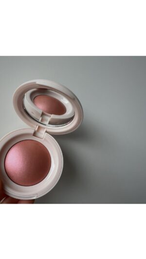 Virginie Vandelac Instagram - Est-ce ce blush est pour vous ? 
1-je t’ai laissé un petit BLOPEES à la fin de la vidéo comme c’était mon premier essai avec ce blush 🫣🤪 Je me suis fait avoir ! 
2- À savoir que les textures métallisées accentuent les volumes (boutons, grain de milium, etc) et les creux (cicatrices, rides ridules, pores de peau). 
3- So little goes a long way !! Pas besoin de bcp de produit pour voir son effet !! 
4- J’approuve ce blush mais à petite dose pour moi 🫶🏻
5- Luminous powder blush CHEER @rarebeauty (tu peux le trouver dans mon lien en bio)