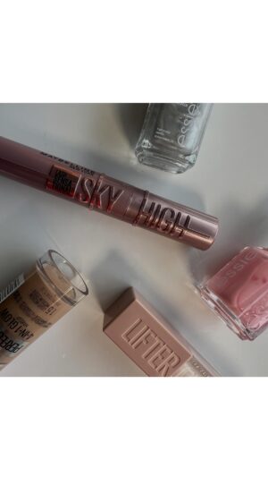 Virginie Vandelac Instagram - Te maquilleras-tu pour ton bal ? 
Quel look maquillage veux-tu accomplir ? 
Je te propose quelques-uns de mes chouchous chez @maybelline et @essie pour réussir toi même ton look pour ce grand moment !! 

Produits utilisés dispo chez @pjcjeancoutu :
4 in 1 GLOW Instant perfector 
Mascara Sky high 
Lifter gloss 
@maybelline 
Sugar daddy et cosmic chrome @essie