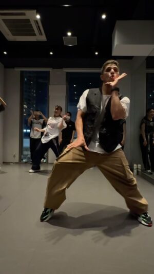 Vitaliy Ulivanov Instagram - Крутой класс у @junazur 🔥 arigatô gozaimasu 🙏  #dancer #hiphop