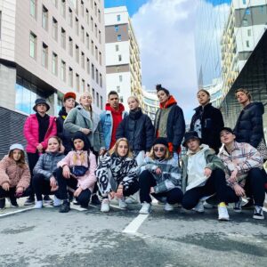Vitaliy Ulivanov Instagram - Сегодня в @global.dance.ru был день съёмок, делали видосы для 4 команд, было весело, дети - это кайф😜 Особенно когда не косячат в хореографии😁
Забавно, что всего за один день мы снимали на улице и в ветер и в дождь и в снег и в солнце😂
Классная погода на Урале😅