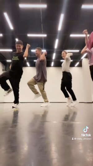 Vitaliy Ulivanov Instagram - Не спрашивайте как получилось это видео… просто кто-то заговорил про тик ток, а дальше все как в тумане😄
————————————————
@alexandra.goroshko
@vadim_grits
@_vladkim
@_anytka.zz_