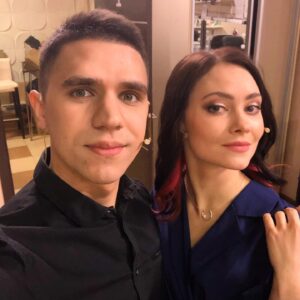 Vitaliy Ulivanov Instagram - Очередная совместная съёмка, на телеке🎬
Давайте дружно гадать, какой канал и какая передача?😀
Подсказка: это не «Вечер с Владимиром Соловьевым»😂