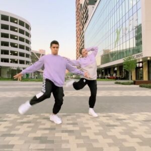 Vitaliy Ulivanov Instagram - Вот так я провёл свой последний денёк в @global.dance.ru 🔥
Спасибо юной и очень талантливой @_anytka.zz_ за то, что заставила меня поденсить в этот вечер😃🤜🏻🤛🏻
Вот это я понимаю скорость, выучил хорягу и сразу на улицу снимать с кашей в голове 😂
За то оперативно 💪🏻
—————————————————
Хорео: @_anytka.zz_ 
Музыка: @asapferg - In It 🔥
Видео: @alfiya_zagretdinova
—————————————————
#виталийуливанов #командамигеля #уливаныч #танцынатнт #dance