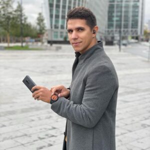 Vitaliy Ulivanov Instagram - Я, как и всегда, люблю тестировать что-то новое и современное😀
Поэтому наконец-то до моих рук и ушей дошла новая техника.
Делюсь ощущениями👇🏻
Очень понравился смарт-девайс Galaxy Watch4: стильные и удобные, в принципе мне этого уже было бы достаточно😂 но☝🏻 в этой модели есть много фишек, которые я еще не все успел опробовать, среди них: отслеживание пульса, дыхания и повседневной физической активности и даже биоимпеданс (анализ состава тела). Мой наборчик👍🏻😄
Как же я без музыки и танцев? Никак! Соответственно идем дальше 👉🏻 наушники Galaxy Buds2 - вот что нужно для качественного прослушивания музыки и аудиокниг👌🏻 Мощные басы и активное шумоподавление - весомые аргументы, но я, пожалуй, отмечу ещё качественный звук при разговоре. 
Само собой выбрал чёрный цвет😎