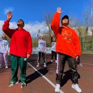 Vitaliy Ulivanov Instagram - Продолжаем знакомство с семьей @global.dance.ru 
Это вот мы пританцовываем с юниорами и юниорками😄
———————————————
Как вам погодка на Урале?
Примерно так она менялась, пока мы снимали данное видео🙈💁🏻‍♂️
———————————————
#виталийуливанов #командамигеля #уливаныч #танцынатнт #dance