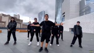 Vitaliy Ulivanov Instagram - Выучили хореографию по зуму в интернете, сняли в Екатеринбурге на площади возле Ельцин центра🕺
Чёрные, замерзшие, слегка намокшие, но вроде как довольные😃
Юнионы; @global.dance.ru 😎
—————————————————
Видео: @alfiya_zagretdinova 
Музыка: @skrxllaa - Big Time 🔝