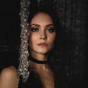 Vitaliy Ulivanov Instagram - Ну и по стандарту что мы все делаем 25 мая каждого года?
Правильно! Поздравляем очаровательную и сногсшибательную @alexandra.goroshko с днём рождения 🥳🎉
Этот талантливый человечек заслушивает, чтобы вы накидали ей тонну приятностей 😉 Залетайте к ней, ей будет приятно✌🏻