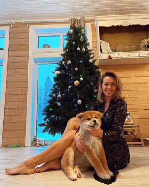 Vitaliya Gospodarik Instagram - В этот год быка, я со своими котами и собаками хочу поздравить вас с Рождеством и наступившим 2021 годом✨✨✨
Рассказывайте, что волшебственного уже произошло в 2021 и какой главный вывод был сделан в 2020 году?) м?) #виталиягосподарик