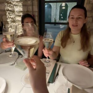 Vitaliya Gospodarik Instagram - Начну с конца, уютно, весело и вкусно посидели с девочками, что аж захотелось поделиться без нарезок и монтажей теплотой этого вечера🥰 вообще здесь в моем инстаграм такие хорошие и приятные люди собрались, что в целом, после просмотра этих видео - будет ощущение, что мы все вместе посидели в ресторане вкусно поели и весело посидели) #limassol #cyprus #tartufo