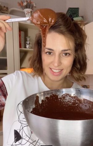 Vitaliya Gospodarik Instagram - А вот и подробный рецептик подъехал: 
Мука - 2 чашки
Горький шоколад (70-80%) - 200 гр
Яйца - 4 шт
Сливочное масло - 150 гр
Сливки жирные (молоко, растительное или животное - любое) - 150 мл
Сахар - 100 грамм
Адаптируйте все под свой холодильник, добавляйте свои ингредиенты, будет очень вкусно - это 100% #виталиягосподарик #рецепты #вкусныерецепты #шоколадныйкекс