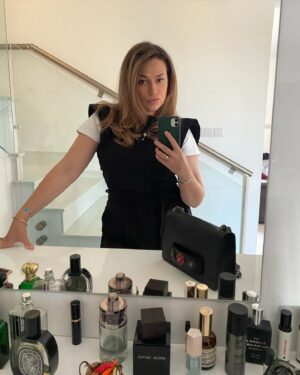Vitaliya Gospodarik Instagram - А помните времена, когда в инстаграме были только фотографии? Было много ангелоподобных жестко отфотошопленных женщин, которые исчезли, как только пришло время разговаривать на камеру, потому что в нашу жизнь ворвались стрисы и рилсы)
Я, как любила много поговорить и пофилосовствовать, так и люблю - будь то видео или текст)

А нужны ли сейчас фотографии в инстаграм? Оставляют ли они след, просматриваются ли они вообще или нет?) перекличка на тему фото)