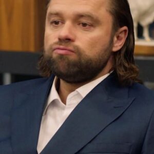 Vitaly Gogunsky Instagram - Трейлер сериала "Универ : 13 лет спустя" (2024), с 13 мая в 20:00 на телеканале ТНТ 📺 🎬 🎥 

События проекта развернутся через три года после истории, рассказанной в "Универ : 10 лет спустя". 

Каждого из героев "Универа" ждёт эмоциональная встряска. Только - только оправившийся после потери Кристины Антон (Станислав Ярушин) окончательно теряет веру в любовь и романтику и живёт в своё удовольствие: управляет пабом и заводит лёгкие романы на одну ночь. Однако в его жизни неожиданно появляется 15 - летняя дочь (Мария Лобанова), у которой больше нет других родственников. Антону приходится сделать резкий скачок из жизни бизнесмена и ловеласа в амплуа ответственного родителя девочки - подростка.

Майкл (Арарат Кещян) и Варя (Екатерина Молоховская) разводятся, однако Майкл никак не может это принять, поэтому отчаянно пытается вернуть бывшую жену, не пренебрегая никакими методами. А Валя (Александр Мартынов) и Маша (Анна Хилькевич) страдают из - за отсутствия денег, потому что научный проект Валентина лишается большей части финансирования. Однако неожиданно на горизонте появляется отличный вариант новой работы для Маши, который может обернуться для её семьи настоящей катастрофой.

Наконец, неожиданно для всех бывших соседей по общаге на горизонте объявляется Кузя (Виталий Гогунский). Однако он больше не тот простоватый каратист, каким его помнят друзья. Кузя теперь – неприлично богатый бизнесмен, создавший собственную «пельменную империю». Теперь он живёт в огромном особняке, разъезжает по двору на лошади и готовится снять автобиографический фильм. Но истинная цель его возвращения – вернуть Машу, которую он до сих пор искренне любит
#сериал #универ13летспустя #тнт #арараткещян #станиславярушин #аннахилькевич #виталийгогунский #александрмартынов #екатеринамолоховская #еленаполянская #мариялобанова #режиссер #семенлитовчин