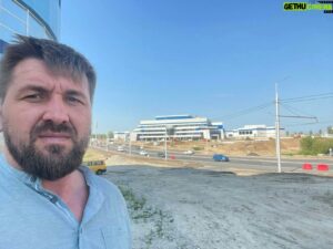Vitaly Minakov Instagram - Дворец единоборств в Брянске обещают открыть уже в этом сентябре. Этот проект - моя мечта, моя задумка и родился он в моей голове в далеком 2010 году. Я четко понимаю значимость этого центра. Это не просто спортивное сооружение. Дворец единоборств задумывался и был спроектирован как центр подготовки сборных команд по различным видам единоборств. В момент проектирования в нем были учтены все запросы общественности. И я очень горд тем, что мысли и идеи, которые когда-то зародились в моей голове, теперь будут реализованы. Я благодарен Президенту не только за то, что в свое время он принял меня с этим предложением, дал возможность его презентовать и обратиться с просьбой о строительстве такого объекта, но и за то, что он одобрил это начинание. Практически 100% финансирования на реализацию этого проекта сейчас идет из федерального бюджета.

Экономический план был проработан так, чтобы объект мог сам себя содержать. Ни для кого не секрет, что те спортивные сооружения, которые у нас на сегодняшний день есть, вынуждены оказывать платные услуги, чтобы себя содержать. 60-70% своего рабочего времени они выполняют муниципальные государственные задания, а в оставшееся время оказывают платные услуги населению для того, чтобы хоть как-то зарабатывать. Во Дворце единоборств планировалось создать возможность заниматься спортом для горожан совершенно бесплатно.

На сегодняшний день в городе Брянске нет ни одного объекта, где можно проводить крупные спортивные мероприятия, концерты, форумы. Под эту задачу в центре была спроектирована спортивно-концертная арена. Сам спортивный сектор должен состоять из трех блоков. В первом будут размещаться единоборства, во втором - игровые виды спорта, в третьем - водные виды спорта. Предусмотрено строительство двух бассейнов: спортивного и детского с ионизированной водой, в нем можно будет проводить занятия с грудничками. Еще одна составляющая центра - это гостиничный комплекс. Дворец единоборств станет не только визитной карточкой региона, но и послужит мощным стимулом для развития спорта.