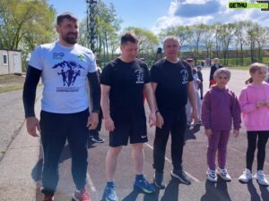 Vitaly Minakov Instagram - Как уже говорил, Саяногорск – очень спортивный город. 

Сегодня с утра дал старт прекрасному проекту – «Пробеги выходного дня». Суть в том, что всё лето на городском стадионе каждую субботу будет проходить коллективная пробежка.  Самые добросовестные участники, не пропустившие ни одного раза, получат поощрительные призы. 

«Пробеги выходного дня» стали доброй традицией для Саяногорска. В этом году проходит уже 16-й сезон проекта. 

Отличная идея. Нужно развивать и популяризировать не только профессиональный, но и массовый спорт и физкультуру. 

На пробежку собрались и первые лица города. Это правильно. Есть хорошее правило – «Делай, как я». Если мы прививаем молодёжи здоровый образ жизни, правильные ценности, то нужно и самим соответствовать . 

Для взрослых провел разминку, потом вместе пробежались, а с маленькими саяногорцами прошли «полосу препятствий». 
Завершением встречи стала церемония вручения золотых значков ГТО спортсменам, выполнившим норматив «на отлично». 

Приятно, что к проекту присоединились спортсмены и любители самых разных возрастов и уровней физической подготовки.

Атмосфера зарядила хорошим настроением с самого утра на весь день. 

Пробежки – это отлично!