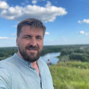 Vitaly Minakov Instagram - Сегодня - день флага России. Все свои победы в спорте я посвящал своей любимой Родине. С замиранием сердца, слушая слова нашего гимна, смотрел на гордо развевающийся флаг моей страны. В День флага России хочется пожелать моим землякам уверенности в будущем, благородства помыслов, мирного синего неба над головой, смелости и отваги. Эти качества отражены в цветах нашего триколора и  передаются из поколения в поколение! Задача нашего поколения достойно сохранить их и приумножить!