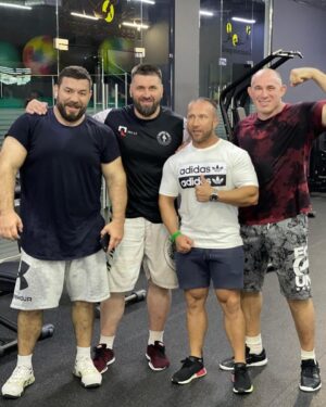 Vitaly Minakov Instagram - Правильное начало рабочей недели в правильной компании 💪💪💪💪