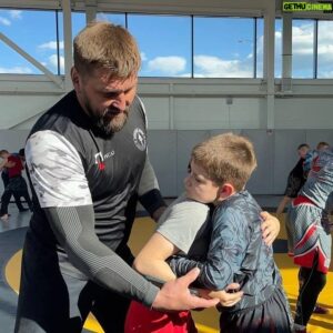 Vitaly Minakov Instagram - Приехал в один из самых спортивных городов Сибири – Саяногорск, Республика Хакасия.

Два месяца назад я уже был здесь. Мы торжественно открыли центр спортивных единоборств «Сокол». Такие центры сейчас создаются по всей стране в рамках спортивной программы компании РУСАЛ.

Вчера снова посетил этот центр, оснащённый современным оборудованием. Приятно, что он уже работает в полную силу. В нём полно ребятишек, в том числе ранее не занимавшихся спортом. Здесь есть секции самбо, вольной борьбы, панкратиона, рукопашного боя, ММА. Работают профессиональные тренеры. 

Провёл для ребят мастер-класс по борьбе. Больше полутора часов тренировались с молодыми спортсменами Саяногорска, Абакана, Черногорска и других городов и районов Хакасии и даже Красноярского края. Уже сейчас видно, что ребята обладают большим потенциалом и имеют все перспективы добиться высоких результатов.

Знаю, что такие встречи – это дополнительный стимул и мотивация для нашей молодёжи. Поэтому стараюсь максимально поделиться опытом и зарядить ребят на саморазвитие и победы.

Я уверен, что ЦСЕ «Сокол», построенный компанией РУСАЛ, станет базой для реализации многих спортивных и патриотических проектов, например, "За самбо". 

Очень важно создать для молодёжи все возможности для самореализации.