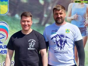 Vitaly Minakov Instagram - Как уже говорил, Саяногорск – очень спортивный город. 

Сегодня с утра дал старт прекрасному проекту – «Пробеги выходного дня». Суть в том, что всё лето на городском стадионе каждую субботу будет проходить коллективная пробежка.  Самые добросовестные участники, не пропустившие ни одного раза, получат поощрительные призы. 

«Пробеги выходного дня» стали доброй традицией для Саяногорска. В этом году проходит уже 16-й сезон проекта. 

Отличная идея. Нужно развивать и популяризировать не только профессиональный, но и массовый спорт и физкультуру. 

На пробежку собрались и первые лица города. Это правильно. Есть хорошее правило – «Делай, как я». Если мы прививаем молодёжи здоровый образ жизни, правильные ценности, то нужно и самим соответствовать . 

Для взрослых провел разминку, потом вместе пробежались, а с маленькими саяногорцами прошли «полосу препятствий». 
Завершением встречи стала церемония вручения золотых значков ГТО спортсменам, выполнившим норматив «на отлично». 

Приятно, что к проекту присоединились спортсмены и любители самых разных возрастов и уровней физической подготовки.

Атмосфера зарядила хорошим настроением с самого утра на весь день. 

Пробежки – это отлично!