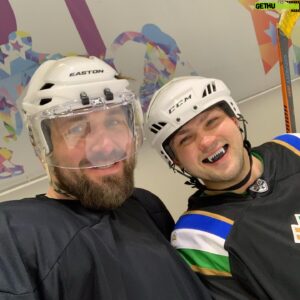 Vitaly Minakov Instagram - Хоккей в понедельник, заряд положительных эмоций на всю неделю. @gabdullin_mma_official