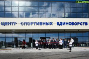 Vitaly Minakov Instagram - Сегодня в городе Саяногорск Республики Хакасия состоялось торжественное открытие центра спортивных единоборств «Сокол».

Спортивный центр стал первым из десяти объектов, построенным в этом году по личной инициативе Олега Дерипаски и поддержке компании «РУСАЛ». В нем дети и взрослые смогут заниматься самбо, дзюдо, боксом, борьбой, каратэ и другими популярными видами спорта.

Центр спортивных единоборств включает в себя зал спортивной борьбы и зал для контактных видов спорта. Он оснащен профессиональным оборудованием и тренажерами. Общим объем вложений составил более 260 миллионов рублей. 

Отмечу, что уже в апреле аналогичные комплексы, построенные компанией откроются в Братске и Тайшете. Также в этом году будет построено еще семь центров в городах ответственности «РУСАЛа». 

Поздравляю всех саяногорцев с открытием центра спортивных единоборств. Уверен, что он станет настоящим центром притяжения жителей города всех возрастов.

 #Единоборства #Спорт #Саяногорск #Хакасия #РУСАЛ