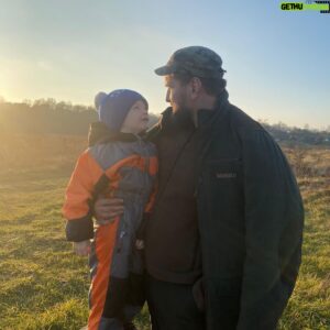 Vitaly Minakov Instagram - Солнечный день ! Поле ,лес , река и семья рядом. Идеальный выходной в деревне!