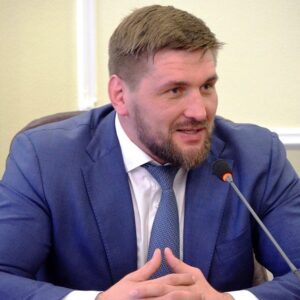 Vitaly Minakov Instagram - Вчера в Москве в Международном центре самбо прошел форум «Наука побеждать», в котором приняли участие заместитель председателя Совета Федерации Андрей Турчак, министр просвещения России Сергей Кравцов, представители Минспорта и Минобрнауки, главы регионов, представители Федераций самбо в субъектах РФ.

Отрадно видеть, что самбо, по-настоящему национальный вид спорта, сейчас получает такую весомую поддержку на федеральном уровне. И речь не только о развитии инфраструктуры. С июля 2022 года партией «Единая Россия» реализуется большой проект «ZА САМБО». В целях популяризации и вовлечения в самбо молодого поколения озвучены предложения по включению самбо в качестве дополнительного урока физкультуры в школах, развитие этого вида спорта в ВУЗах и ССУЗах. 
 
Отмечу, что философия самбо - это не столько противодействие сопернику, сколько система воспитания моральных качеств, тренировки воли и развития патриотизма. Самбо один из немногих видов спорта, который основан на самых высоких идеалах, присущих русскому народу, формирующих нашу идентичность. 

Приятно, что внимание к самбо, к делу всей жизни для многих спортсменов, получит всестороннее внимание и поддержку государства.

#Самбо #ZaСамбо #спорт