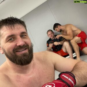 Vitaly Minakov Instagram - Этих блогеров @sidorin_team и моего брата -бездельника не заставить работать🤷‍♂️