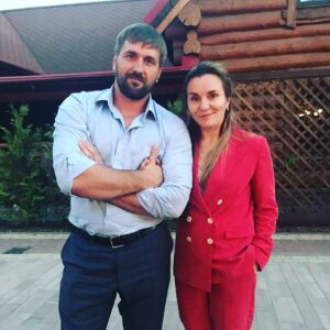 Vitaly Minakov Instagram - Посмотрел все комментарии - спасибо, что откликнулись на просьбу. Здорово, что собралась вся Россия и не только. Думал, что ребят из Брянска здесь совсем немного. А оказалось, что вас целая команда. Это хороший повод и остальным рассказать про мой родной город. Как-нибудь соберусь и напишу об этом большой пост. 

Я родился и вырос в Брянске, учился в 26 школе, здесь живет моя семья и живу я. Живу - именно в смысле того наполнения, которое получаю, хотя больше времени сейчас приходится проводить в Москве и командировках. Но там я все-таки - работаю. Было бы здорово больше времени проводить с родными и близкими дома, в Брянске. Это моя цель. Надеюсь, скоро к ней приду. Сегодня выходной - и мы все вместе. Желаю всем больше времени уделять самым счастливым моментам в жизни!