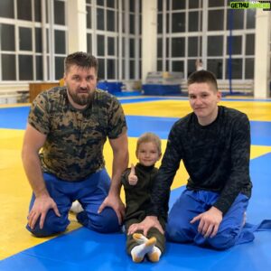 Vitaly Minakov Instagram - Театр начинается с вешалки, а занятия любым видом спорта начинается с развития двигательных навыков-ловкости, гибкости, скорости, силы.  Прежде, ВАЖНО научиться владеть своим телом.  Чему со старшим и пытаемся  научить младшего))