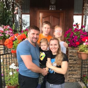 Vitaly Minakov Instagram - Самое дорогое в жизни каждого человека это его семья! Та, в которой он родился и жил, та, которую он создал сам! Семья — это большая работа, основанная на взаимопонимании родных. И чем крепче и надёжней связь внутри семьи, тем легче преодолевать возникающие трудности. 
Я благодарен своей семье за ту любовь и поддержку, которую они мне дают. Я благодарен своим родителям, которые поверили в меня в начале пути и благодарен своей жене, которая поддерживает меня уже на протяжении долгого времени. 
Самое большое счастье видеть, что родители здоровы, как смеются и дурачатся дети, и как улыбается любимая жена! Ради них я готов на все! 
С Днем семьи, любви и верности! 
Пусть в ваших домах будет мир, взаимопонимание и любовь!