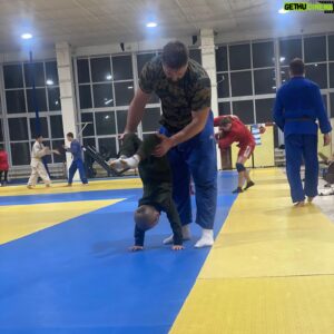 Vitaly Minakov Instagram - Театр начинается с вешалки, а занятия любым видом спорта начинается с развития двигательных навыков-ловкости, гибкости, скорости, силы.  Прежде, ВАЖНО научиться владеть своим телом.  Чему со старшим и пытаемся  научить младшего))