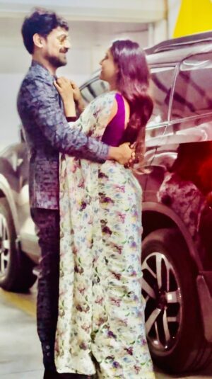 Vithika Sheru Instagram - Caught candid ❤️🧿 guess what we might be discussing and comment below 😂 
.
. 
Thanks for the capture @actorvenky