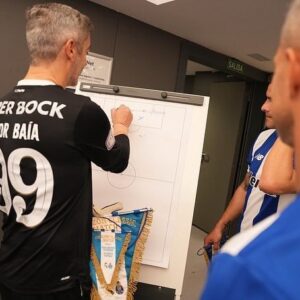 Vítor Baía Instagram - Tinha 13 anos quanto te vesti pela primeira vez e desde esse dia nunca mais te tirei. 
Para muitos a segunda pele. Para mim será sempre a única que tenho. 
Deste-me tanto. Tudo. 💙 @fcporto @todospeloporto2024