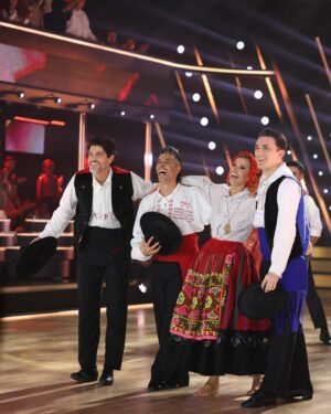 Vítor Fonseca Instagram - Ontem trouxemos as Danças Tradicionais Portuguesas para o palco do Dança com as Estrelas. A nossa alma, a nossa dança e a nossa cultura estiveram de mãos dadas com a amizade.

Obrigado @dailycristina @_alberto_rodrigues_ @bruno_cabrerizo por terem alinhado nesta ideia mas sobretudo pelos sorrisos que partilhamos nesta dança!

Obrigado @gameiroines @danielacvsantos @danielgamitosoares  @de_courinha @luis__quina por serem sempre os pilares das nossas danças!

Mas quero deixar um obrigado especial à minha turma de dança da @fmh_ulisboa por me ajudarem a construir esta linda coreografia e também por estarem a partilhá-la no palco comigo.

@tiago_dalmeida 
@_beatriz.machado_ 
@raquel.potato 
@joana.mota04 
@matilde.santos21 
@inessssousaa 
dania_louquinha
@alice__oliveira10 
@nadiafilipa4
@ana__remigio 
@h.csbm 
@leonorafonso__ 
@jo.n._.lves 
@mariarsalgado_ 

Obrigado à @casadominhoemlisboa e à equipa da @nokasss pelo incrível guarda roupa!

Por fim obrigado à professora margarida moura por me dar a conhecer as danças tradicionais portuguesas, já lhe tinha dito que aprender a nossa raiz cultural de dança tinha mudado a minha forma de criar! Vai mudar ainda mais!!! E estou ansioso por lhe contar tudo!

Espero que tenham gostado desta Ode à nossa cultura!

Estamos juntos!

Cifrao