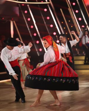 Vítor Fonseca Instagram - Ontem trouxemos as Danças Tradicionais Portuguesas para o palco do Dança com as Estrelas. A nossa alma, a nossa dança e a nossa cultura estiveram de mãos dadas com a amizade.

Obrigado @dailycristina @_alberto_rodrigues_ @bruno_cabrerizo por terem alinhado nesta ideia mas sobretudo pelos sorrisos que partilhamos nesta dança!

Obrigado @gameiroines @danielacvsantos @danielgamitosoares  @de_courinha @luis__quina por serem sempre os pilares das nossas danças!

Mas quero deixar um obrigado especial à minha turma de dança da @fmh_ulisboa por me ajudarem a construir esta linda coreografia e também por estarem a partilhá-la no palco comigo.

@tiago_dalmeida 
@_beatriz.machado_ 
@raquel.potato 
@joana.mota04 
@matilde.santos21 
@inessssousaa 
dania_louquinha
@alice__oliveira10 
@nadiafilipa4
@ana__remigio 
@h.csbm 
@leonorafonso__ 
@jo.n._.lves 
@mariarsalgado_ 

Obrigado à @casadominhoemlisboa e à equipa da @nokasss pelo incrível guarda roupa!

Por fim obrigado à professora margarida moura por me dar a conhecer as danças tradicionais portuguesas, já lhe tinha dito que aprender a nossa raiz cultural de dança tinha mudado a minha forma de criar! Vai mudar ainda mais!!! E estou ansioso por lhe contar tudo!

Espero que tenham gostado desta Ode à nossa cultura!

Estamos juntos!

Cifrao
